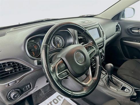 Used 2019 Jeep Cherokee Latitude w/ Cold Weather Group image 9