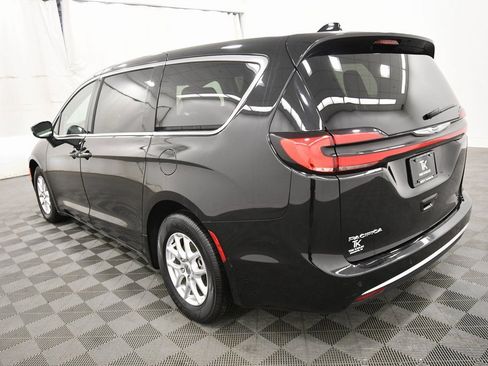 Used 2024 Chrysler Pacifica Touring-L image 5