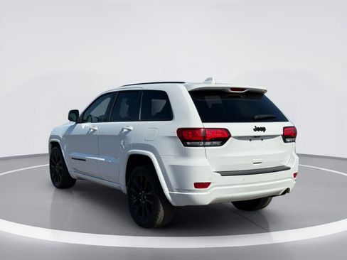 Used 2018 Jeep Grand Cherokee Altitude RWD image 3