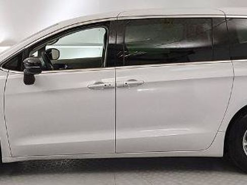 Used 2024 Chrysler Pacifica Touring-L FWD image 6