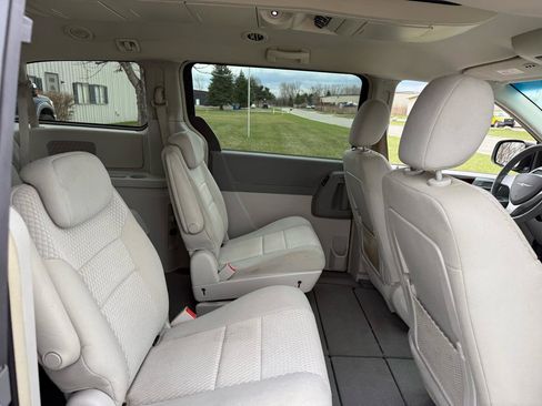 Used 2009 Chrysler Town & Country Touring FWD image 18