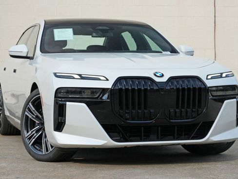 Used 2023 BMW 740i w/ Parking Assistance Package RWD image 4