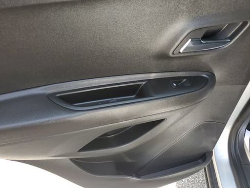 Used 2019 Chevrolet Trax LT w/ LT Convenience Package FWD image 16