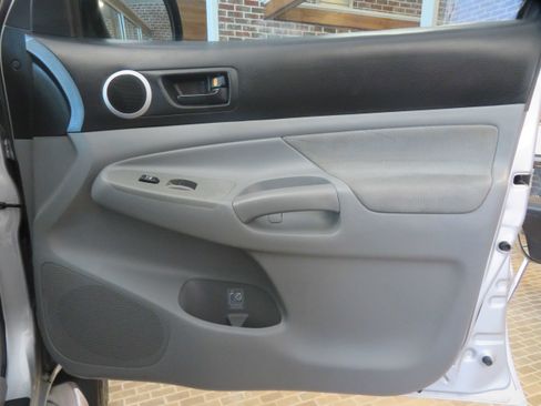 Used 2010 Toyota Tacoma PreRunner image 24