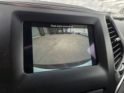 Used 2019 Jeep Cherokee Latitude w/ Popular Appearance Group FWD image 21
