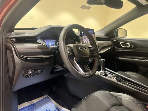 Used 2025 Jeep Compass Trailhawk AWD/4WD image 9