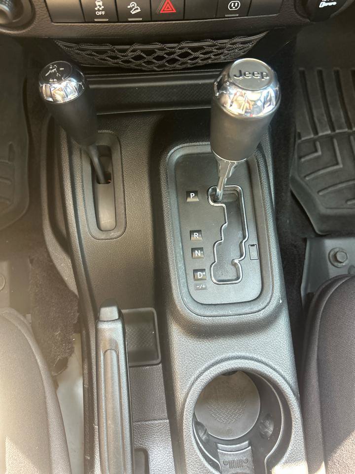 Used 2014 Jeep Wrangler Unlimited Rubicon w/ Connectivity Group AWD/4WD image 11