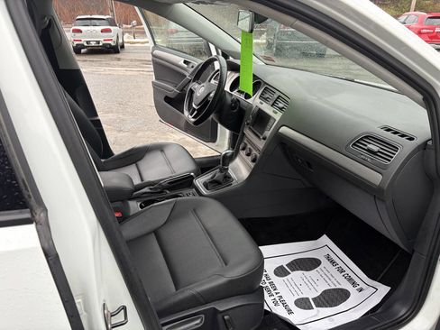 Used 2016 Volkswagen Golf SE image 22
