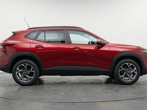 Used 2025 Chevrolet Trax LT FWD image 11