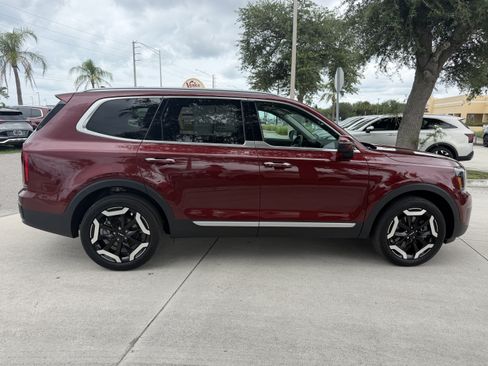 Certified 2024 Kia Telluride S FWD image 3