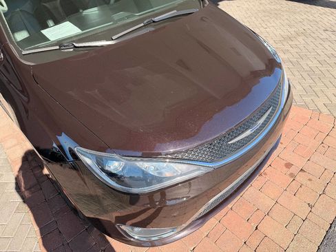 Used 2019 Chrysler Pacifica Touring-L image 26