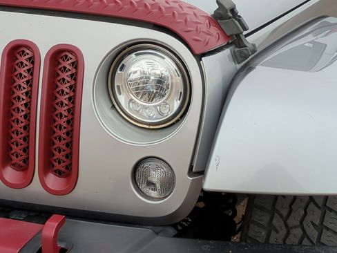 Used 2018 Jeep Wrangler Unlimited Sahara image 10