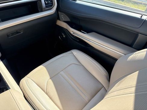 Used 2024 Ford Expedition Limited image 15