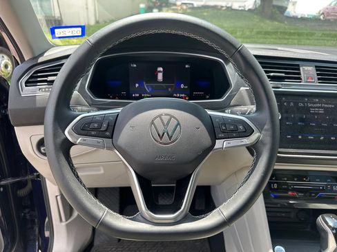 Used 2023 Volkswagen Tiguan SE w/ Panoramic Sunroof Package FWD image 15
