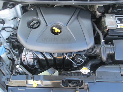 Used 2016 Hyundai Elantra SE image 18