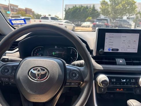 Used 2025 Toyota RAV4 XLE FWD image 10