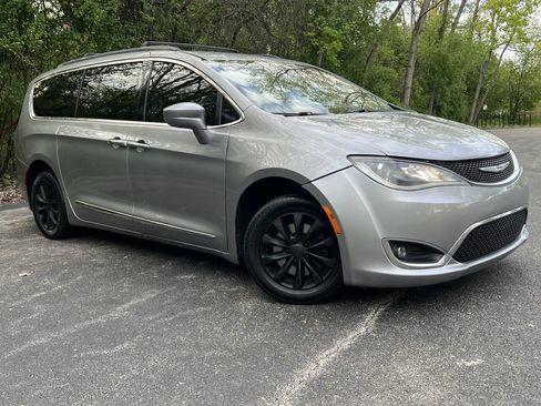 Used 2017 Chrysler Pacifica Touring-L FWD image 1
