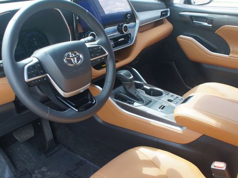 Used 2025 Toyota Highlander Platinum AWD/4WD image 14