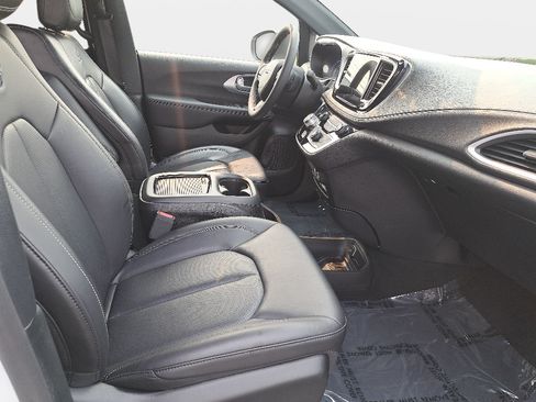 Certified 2023 Chrysler Pacifica Touring-L w/ Uconnect Theater Family Group AWD/4WD image 10