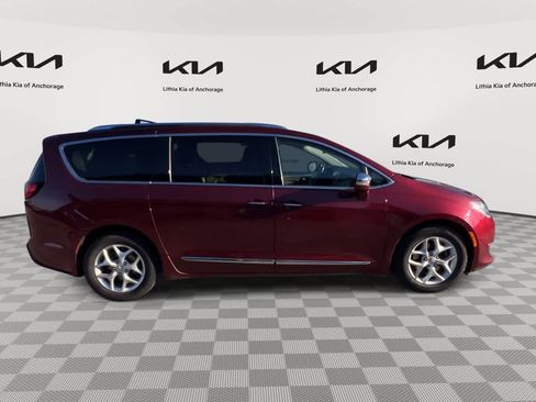 Used 2020 Chrysler Pacifica Limited image 9