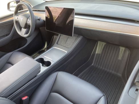 Used 2025 Tesla Model Y Long Range image 13