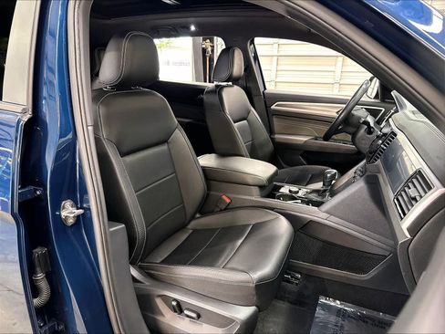 Used 2023 Volkswagen Atlas Cross Sport SEL R-Line AWD/4WD image 32