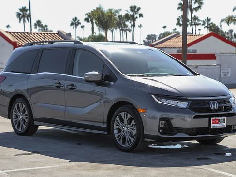 Used 2025 Honda Odyssey Touring image 4