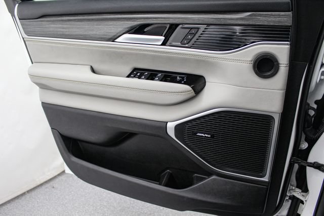 Used 2024 Jeep Wagoneer L Series II RWD image 11