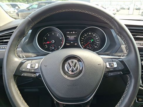 Used 2021 Volkswagen Tiguan SE w/ Panoramic Sunroof Package AWD/4WD image 25