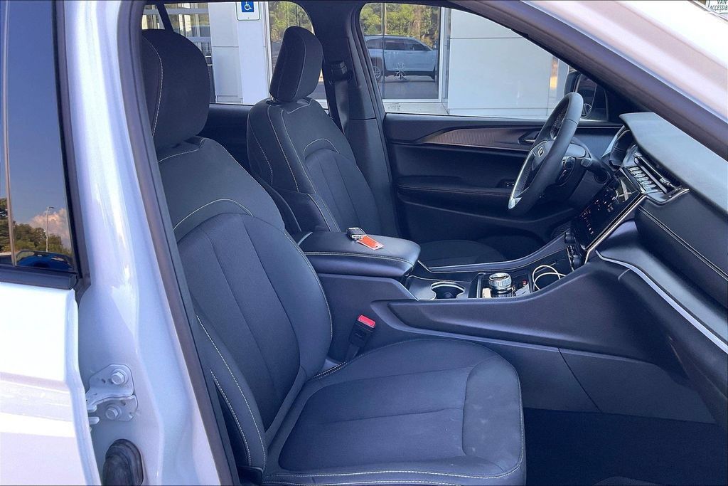 Used 2025 Jeep Grand Cherokee Laredo X RWD image 7