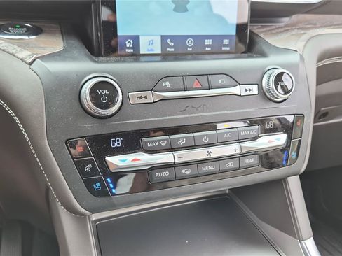 Used 2020 Ford Explorer Platinum w/ Premium Technology Package AWD/4WD image 21