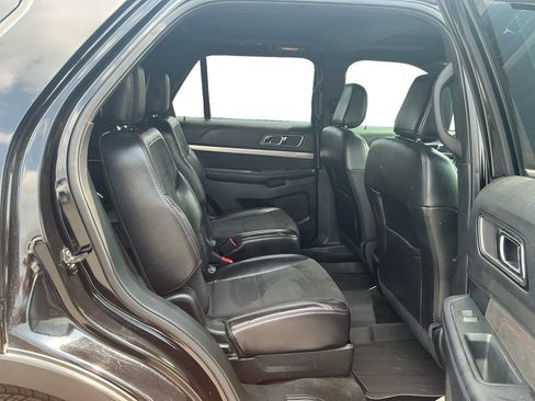 Used 2018 Ford Explorer XLT w/ Equipment Group 202A FWD image 23