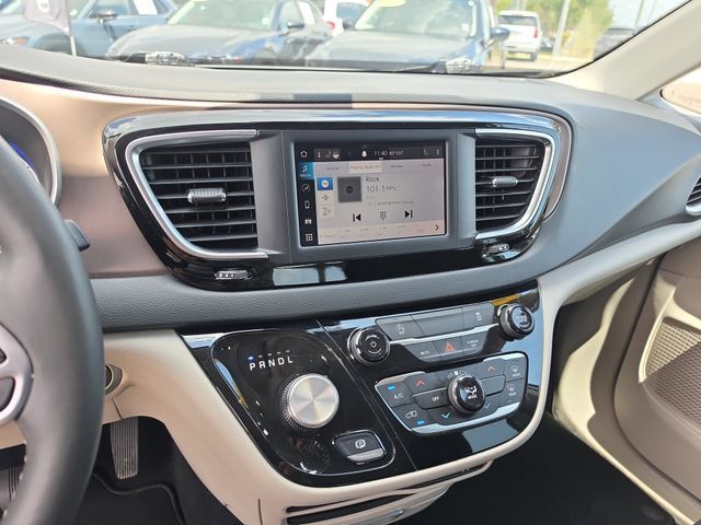 Used 2023 Chrysler Voyager LX FWD image 22