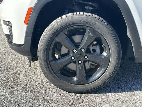 Used 2023 Jeep Grand Cherokee L Limited w/ Black Appearance Package image 11