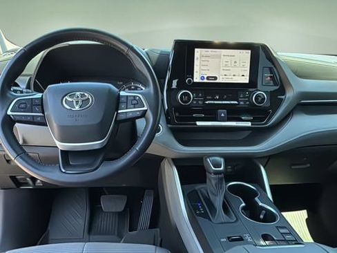 Used 2024 Toyota Highlander LE FWD image 10