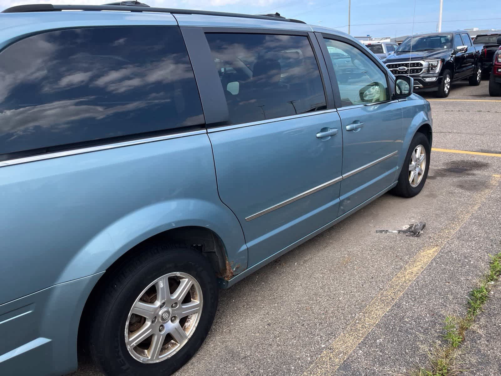 Used 2009 Chrysler Town & Country Touring w/ Family Value Group FWD image 13
