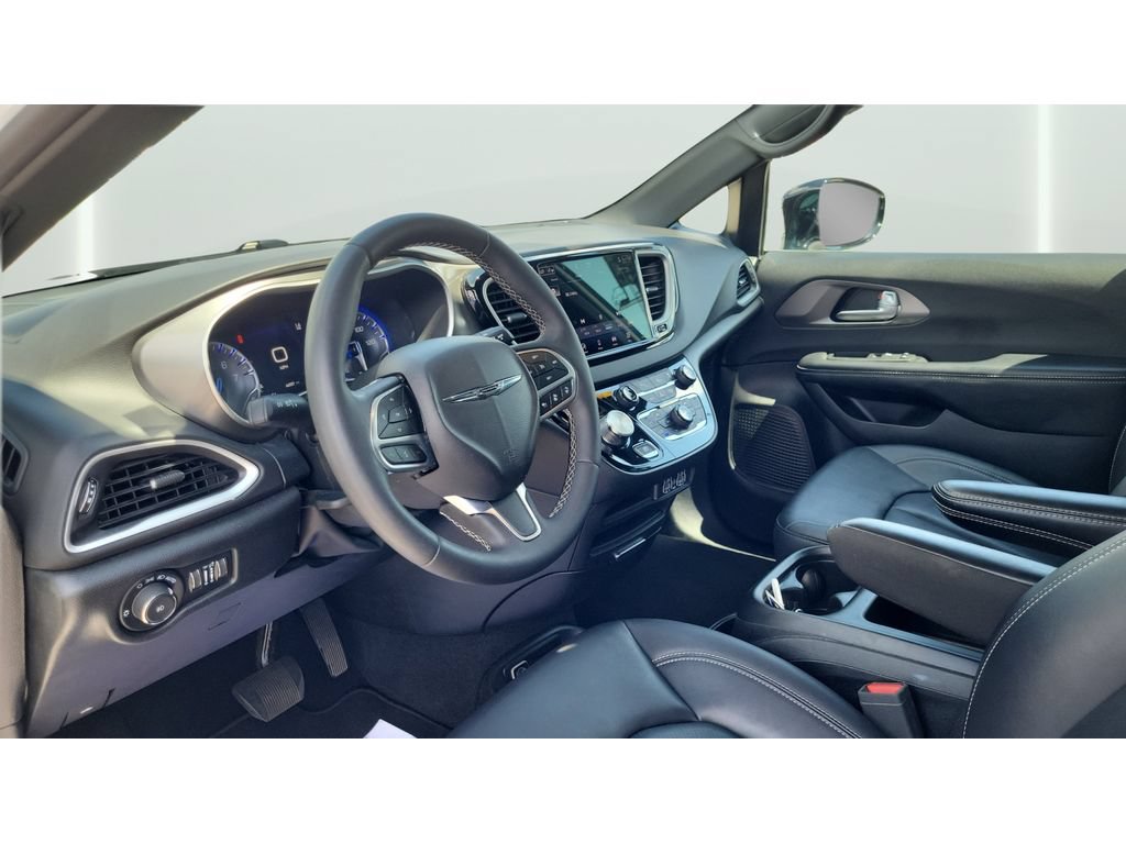 Used 2025 Chrysler Pacifica Select FWD image 22