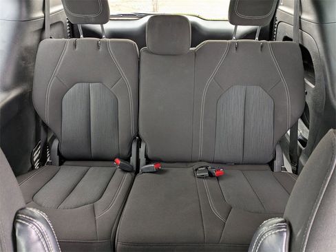 Used 2023 Chrysler Pacifica Touring image 35