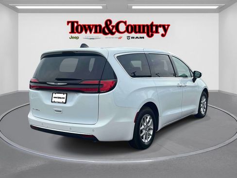 Certified 2023 Chrysler Pacifica Touring-L FWD image 5
