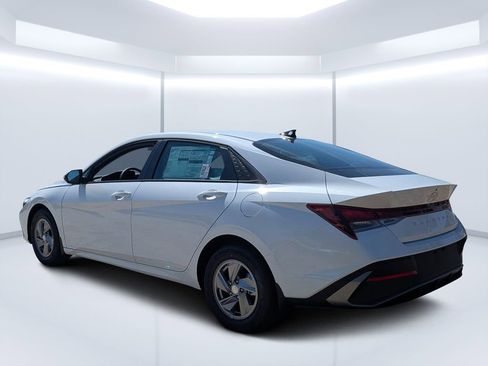 New 2026 Hyundai Elantra SE FWD image 5