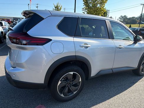 Used 2024 Nissan Rogue SV AWD/4WD image 8