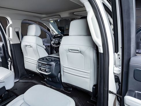 Used 2025 Ford Expedition Max Platinum w/ Platinum Ultimate Package image 32