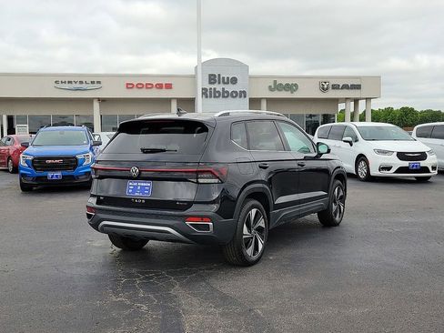 Used 2025 Volkswagen Taos SE AWD/4WD image 5