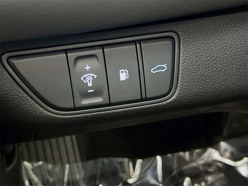 Used 2025 Genesis G70 2.5T image 10