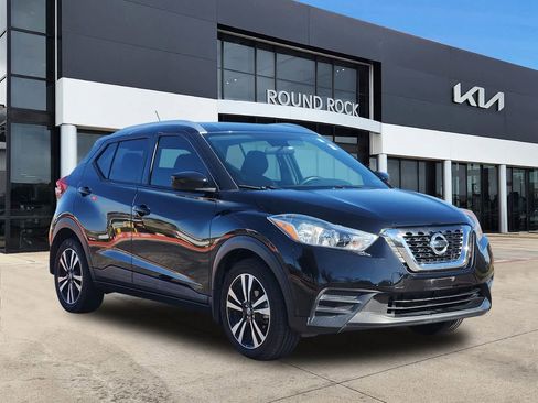 Used 2019 Nissan Kicks SV image 2