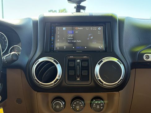 Used 2011 Jeep Wrangler Unlimited Sahara w/ Connectivity Group AWD/4WD image 26