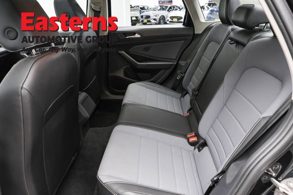 Used 2025 Volkswagen Jetta SE FWD image 21