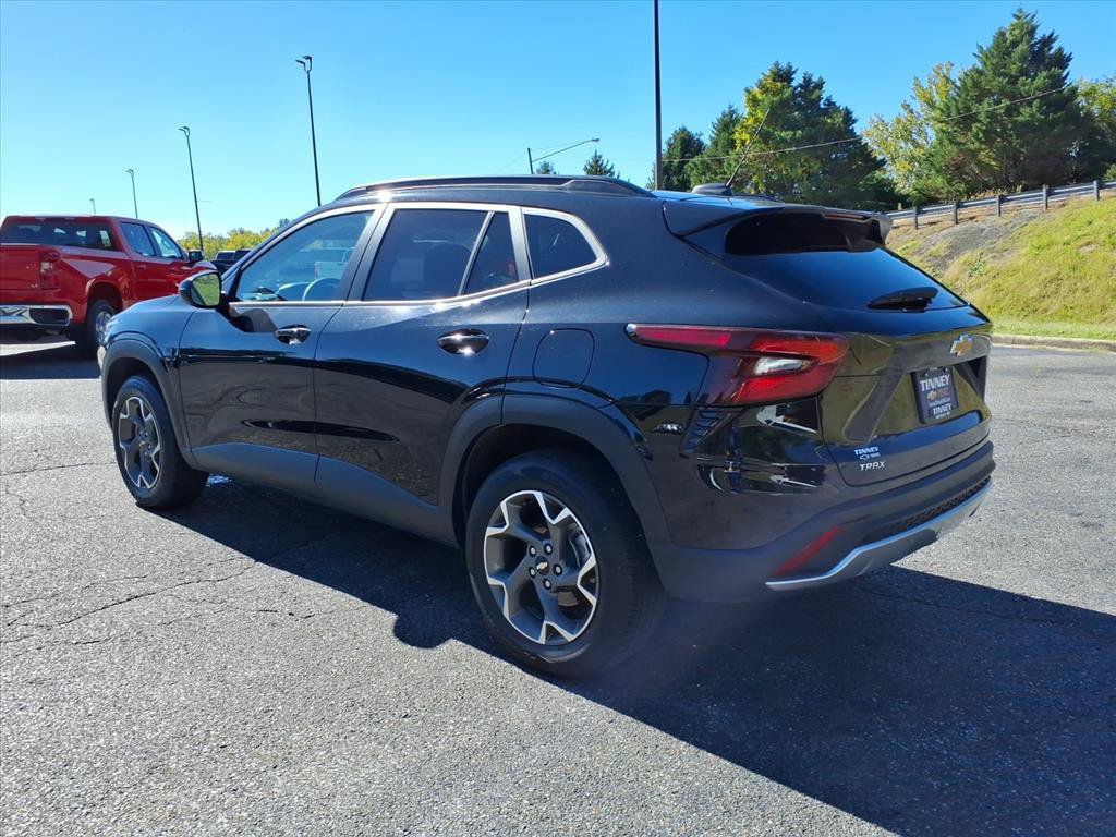 Used 2025 Chevrolet Trax LT FWD image 5