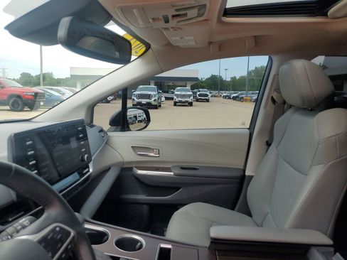 Used 2021 Toyota Sienna XLE AWD/4WD image 27