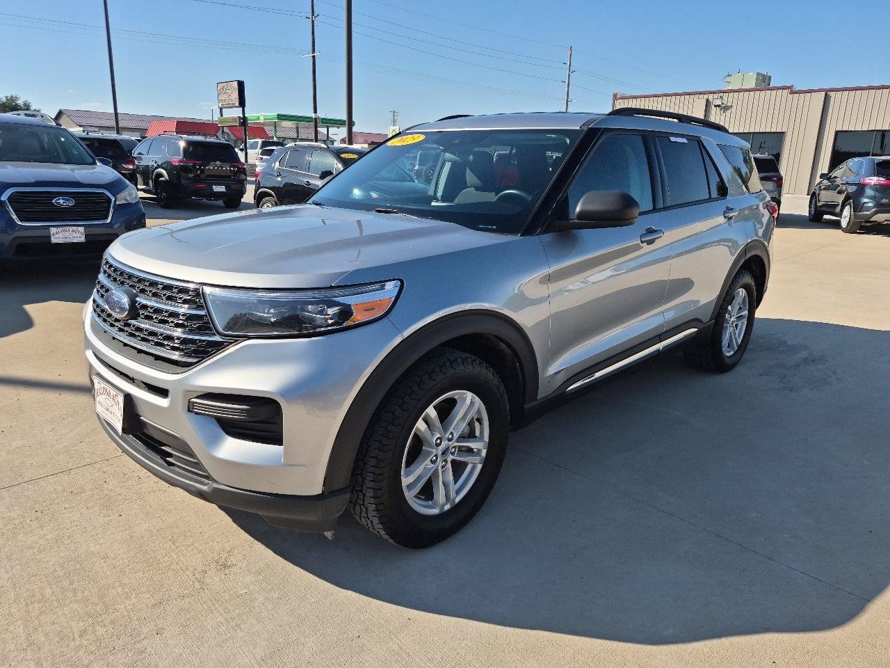 Used 2023 Ford Explorer XLT AWD/4WD image 2